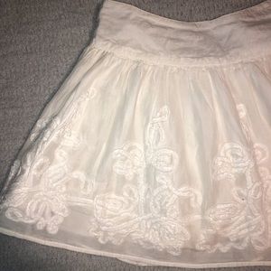 DeLiA’s White Mini Detailed Flowy Skirt Size 3-4